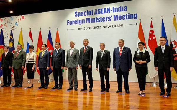 Saifuddin Abdullah (dua dari kiri) pada mesyuarat Menteri Luar ASEAN-India di New Delhi pada Khamis. - Foto Bernama