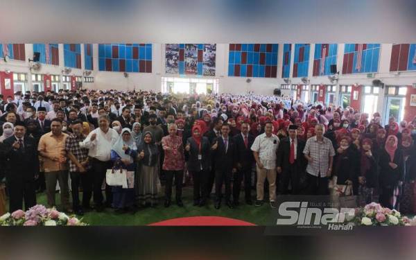 Muhammad Nasir bergambar kenangan bersama guru dan pelajar selepas menyempurnakan Program Motivasi dan Perasmian Makmal Komputer SMK Tengku Mahmud di SMK Tengku Mahmud, di sini pada Ahad.