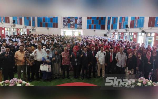 Muhammad Nasir a photographié des souvenirs avec des enseignants et des étudiants après avoir terminé le programme de motivation et l'inauguration du laboratoire informatique SMK Tengku Mahmud à SMK Tengku Mahmud, ici dimanche.