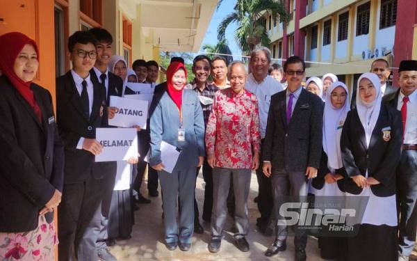 Muhammad Nasir (au centre) a été accueilli par des étudiants lorsqu'il a officié le laboratoire informatique de SMK Tengku Mahmud, ici dimanche.