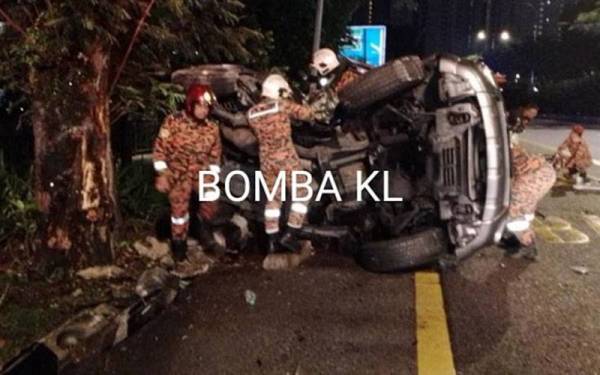 Anggota bomba menjalankan kerja mengeluarkan mangsa yang tersepit dalam kenderaan dipandunya dalam kemalangan di Jalan Syed Putra di sini awal pagi Isnin.