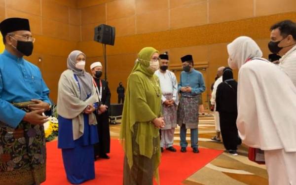 Tunku Azizah berkenan mengucapkan selamat jalan kepada bakal jemaah haji Malaysia yang akan berlepas ke Tanah Suci bagi musim haji 1443H/2022 di Kompleks Haji Sepang (Movenpick) di sini.