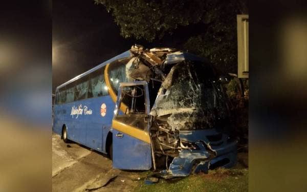 Bas kilang membawa sembilan penumpang yang terlibat kemalangan di susur Kilometer 16 Jalan Johor Bahru-Ayer Hitam, Johor Bahru ketika dalam perjalanan ke Singapura pada Isnin.