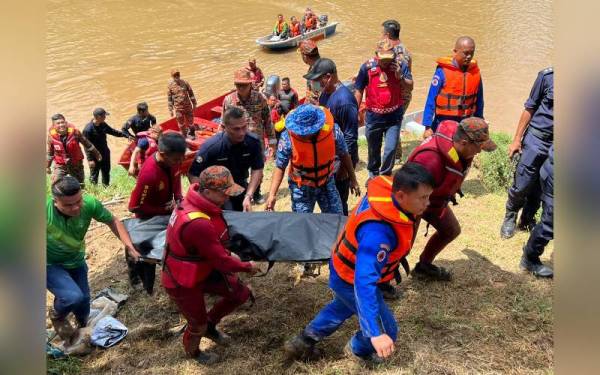Mayat mangsa ditemukan dalam keadaan terapung di Sungai Moyog, Penampang sebelum dibawa naik ke darat oleh pasukan bomba.