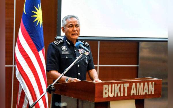 Acryl Sani menyampaikan ucapan pada Program Derma Darah sempena Sambutan Hari Polis ke-215 di Ibu Pejabat Polis Bukit Aman hari ini. - Foto Bernama