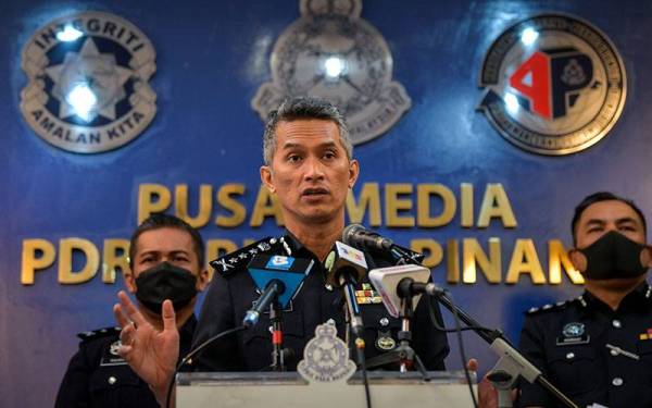 Mohd Shuhaily ketika sidang media berhubung Ops Cantas Tanjung III dan kejayaan menumpaskan kumpulan yang melakukan khianat dan menawarkan aktiviti pinjaman wang tidak wujud di Ibu Pejabat Polis Kontinjen Negeri hari ini. Foto Bernama