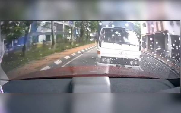 Tular sebuah lori yang memandu secara berbahaya menerusi rakaman video dipercayai berlaku berhampiran Ibu Pejabat Polis Daerah(IPD) Klang Selatan.