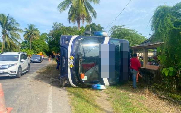 Siasatan awal mendapati, bas yang dipandu oleh lelaki berusia 27 tahun itu dipercayai hilang kawalan dan terbabas lalu terbalik di tepi jalan tersebut.