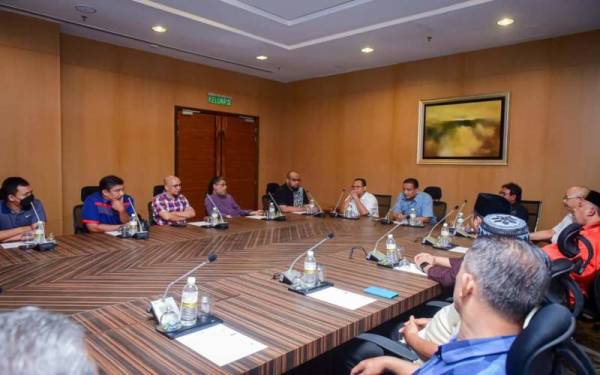 Reezal (tiga dari kanan) ketika mengadakan pertemuan Jawatankuasa Bertindak Membantah Cadangan Taman Perindustrian dan Asrama Pekerja Bertam.