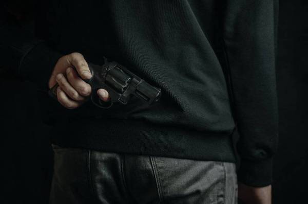 Seorang peniaga perabot terpakai didakwa di Mahkamah Sesyen Kuala Lumpur pada Isnin atas pertuduhan memiliki senjata api tanpa kebenaran sah enam tahun lepas. - Foto hiasan 123RF