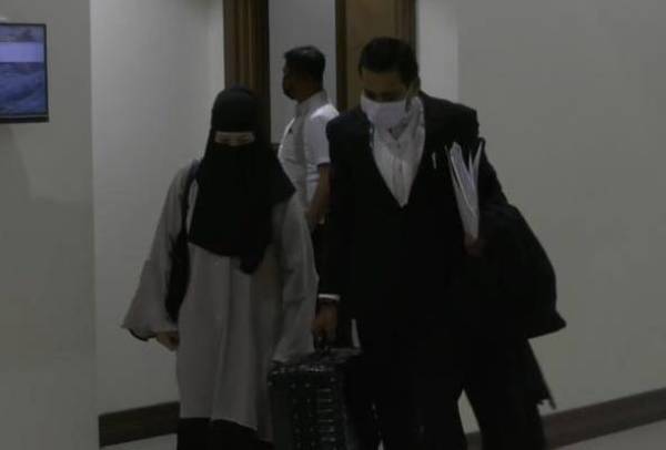 Mahriyatty (kiri) tidak mengaku bersalah atas semua tuduhan berkenaan ketika pertuduhan terhadapnya dibacakan di hadapan Hakim Abu Bakar Manat. - Foto Astro AWANI