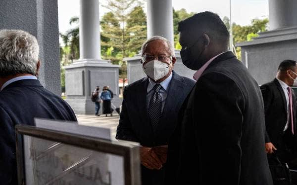 Najib hadir di Kompleks Mahkamah Kuala Lumpur pada Isnin bagi sambungan perbicaraan berhubung kes 1MDB yang dihadapinya. - Foto Bernama