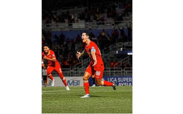Brendan meledak jaringan pertama Selangor pada minit ketujuh selepas merembat kencang bola dalam kawasan kotak penalti hasil umpanan Quentin Cheng. - Foto FB Brendan Gan
