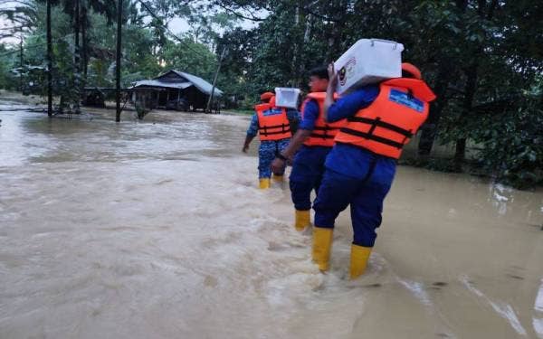 Hujan lebat lebih dua jam sejak 2 petang menyebabkan beberapa rumah di kawasan Mukim Selama, Mukim Relau dan Mukim Sungai Batu dinaiki air. - Foto FB APM Bandar Baharu