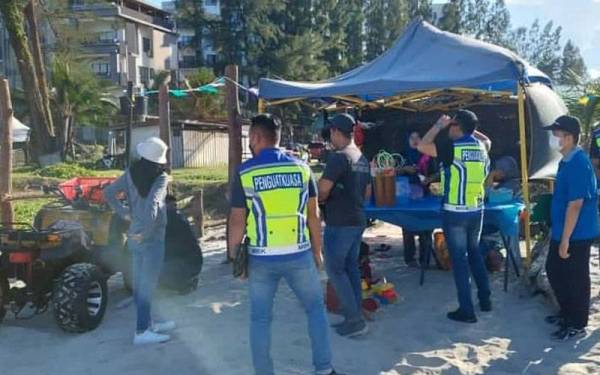 Pegawai penguat kuasa MBK melakukan pemeriksaan ke atas ativiti ATV yang beroperasi sekitar Pantai Balok dan Batu Hitam di Kuantan pada Ahad. - Foto: MBK