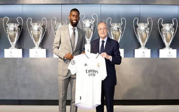 Rudiger bergambar bersama Presiden Real, Florentino Perez ketika diperkenalkan secara rasmi sebagai pemain kelab itu
FOTO-Gettyimages