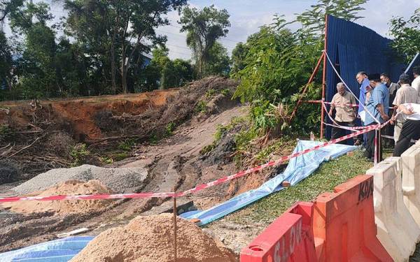 Projek pembangunan yang didakwa menjadi punca berlakunya kejadian tanah runtuh di Jalan Sri Raya 4, Taman Ayer Keroh Heights.