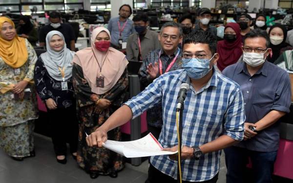 Ketua Unit Premium Content Sinar Harian Nurul Riduan Nor Ashaha (dua, kanan) membacakan deklarasi Hari Wartawan Nasional (HAWANA) 2022 ketika penyerahan cek dan deklarasi HAWANA di Seksyen 15 hari ini.