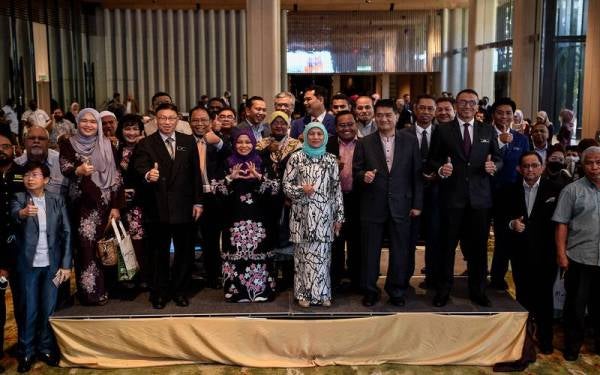 Menteri Pelancongan, Seni dan Budaya Datuk Seri Nancy Shukri (tengah) bergambar bersama warga kerja Kementerian Pelancongan, Seni dan Budaya pada Majlis Pelancaran Rangka Kerja Pemulihan Pelancongan 2.0 Motac hari ini.