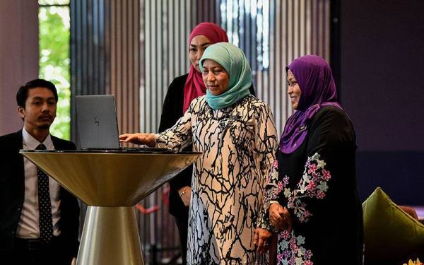 Menteri Pelancongan, Seni dan Budaya Datuk Seri Nancy Shukri (dua, kanan) menyempurnakan majlis pelancaran Rangka Kerja Pemulihan Pelancongan 2.0 Motac hari ini.