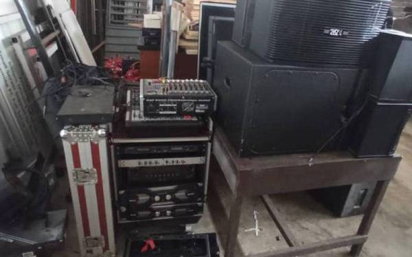Antara peralatan elektrik yang ditemui dalam serbuan tersebut. - Foto PDRM