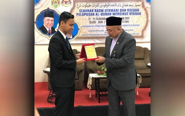 Che Mohd Rahim (kanan) menyampaikan cenderamata penghargaan kepada Pengarah Bahagian Penguatkuasaan dan Kawalan negeri Kelantan, Kementerian Dalam Negeri, Muhammad Afiq Abu Hassan (kiri).