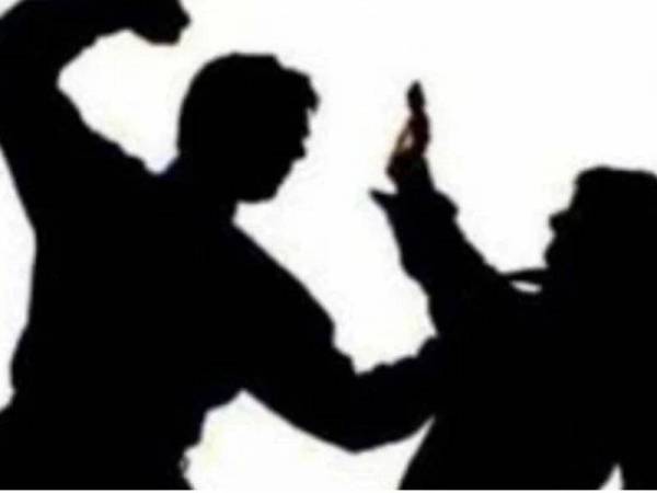 Dua lelaki ditahan bagi membantu siasatan berhubung kes seorang lelaki cedera dipukul rakannya di sebuah restoran di Bandar Mahkota Cheras. - Gambar hiasan 