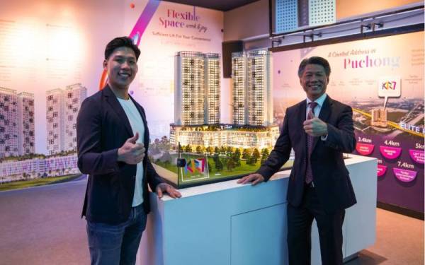 Kin Mann (kiri) Wai Hin pada majlis pelancaran KR7 Residences yang diadakan pada Selasa.