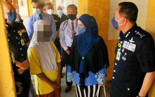 Muhamad Zaki (kanan) bersama isteri, Suzana (dua dari kanan) meluangkan masa melawat kanak-kanak berkenaan di Unit Rawatan Rapi (ICU) Pediatric Hospital Raja Perempuan Zainab II (HRPZII) di Kota Bharu pada Selasa.