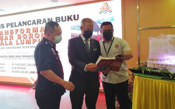 Mahadi (tengah) melancarkan buku Transformasi Pasar Borong Kuala Lumpur - Menjana Ekonomi Norma Baharu pada Selasa.