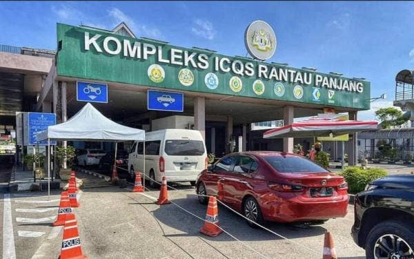 Kenderaan yang menggunakan pintu sempadan di Rantau Panjang.
