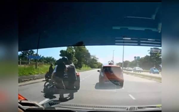 Tangkap layar memaparkan dua individu bergaduh di tengah jalan di Ipoh. - Foto ihsan pembaca