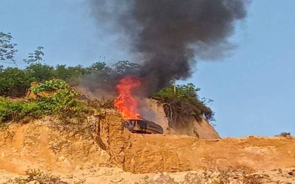 Seorang pemandu eskavator berdepan detik cemas apabila kenderaan yang dinaiki itu terbakar secara tiba-tiba dalam kejadian di Kampung Buluh Duri, Selising, Pasir Puteh pada Selasa.