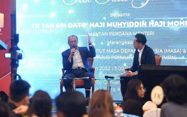 Muhyiddin (kanan) ketika program #RUANGBELIA Bersama Tan Sri Muhyiddin Yassin.