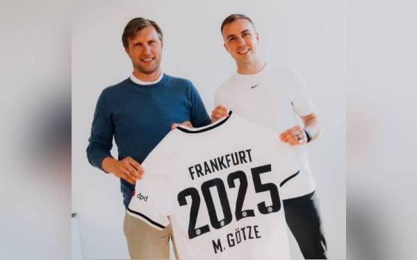 Mario Goetze (kanan) kembali semula ke Bundesliga apabila menyertai Eintracht Frankfurt dengan kontrak selama tiga tahun.