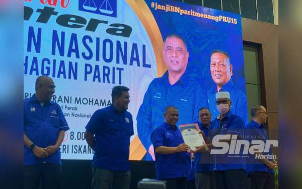 Saarani (tiga dari kiri) menyampaikan watikah perlantikan kepada jentera BN Parlimen Parit.