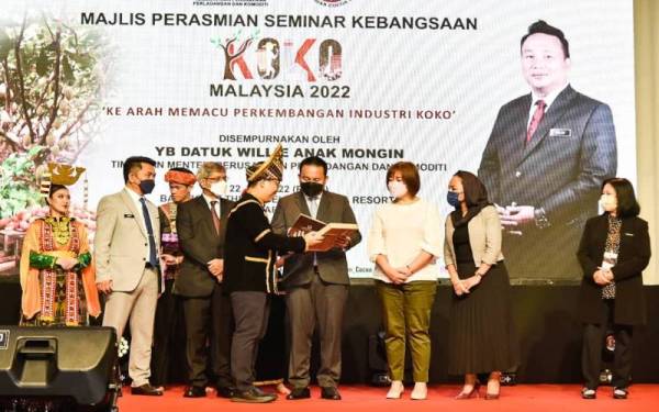 Willie (empat dari kiri) melancarkan buku Kenali Serangga Perosak Koko di Malaysia sempena majlis perasmian Seminar Kebangsaan Koko Malaysia di Kota Kinabalu pada Rabu.