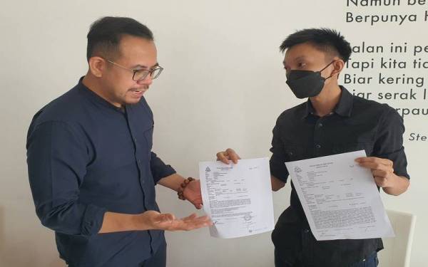 Steven Sim (kiri) mendengar keluhan Siang Ping (kanan) selepas identitinya disalahgunakan hingga menyebabkan dia terpaksa berdepan dengan tindakan mahkamah.