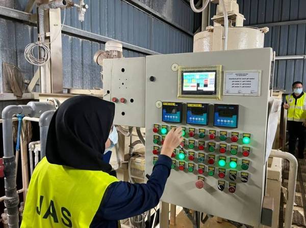 Anggota penguat kuasa JASNS ketika menjalankan Ops Burung Hantu bermula Jumaat lalu. - Foto JASNS