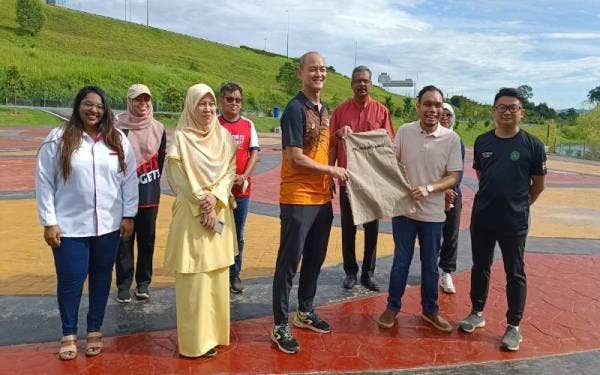 Ong Kian Ming (tiga dari kanan) melantik Syahredzan (dua dari kanan) mewakili beliau di kawasan Bangi bagi membantu menangani isu yang dihadapi penduduk dan pengundi di kawasan tersebut.