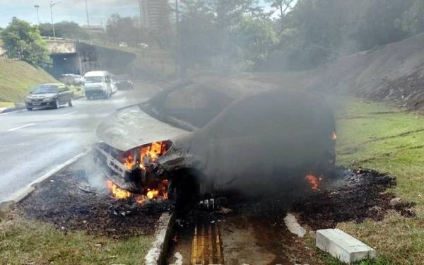 Keadaan sebuah kereta Perodua Myvi yang hilang kawalan dan terbabas ke bahu jalan sebelum terbakar. Foto Bomba