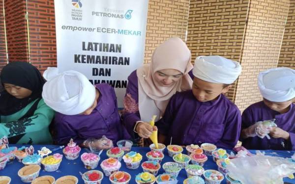 Les orphelins ont également eu la possibilité de produire leurs propres cupcakes.  Photo de Ihsan UMK