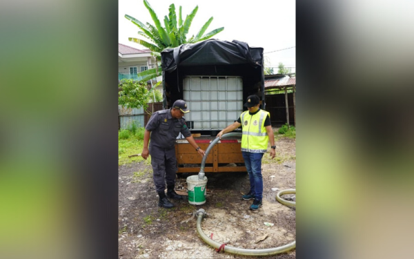 Sebuah lori satu tan yang diubah suai turut disita dalam satu serbuan di Kampung Tan Sri Mohd Said, Jalan Labu pada Rabu. - Foto KPDNHEP NS