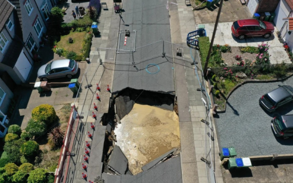 Lubang benam terbentuk di sebatang jalan raya di tenggara London pada Selasa. - Foto UkNewsinPictures