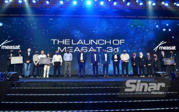 Suasana awal pagi menjadi semakin meriah dengan kehadiran Ismail Sabri bagi sama-sama menyaksikan pelancaran satelit paling canggih pernah dilancarkan oleh Malaysia.-Foto SINAR HARIAN / MOHD HALIM ABDUL WAHID