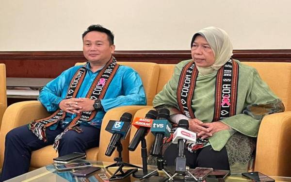 Zuraida (kanan) ketika sidang akhbar selepas merasmikan Majlis Anugerah Industri Koko Malaysia di Kota Kinabalu pada Rabu.