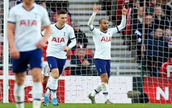 Moura (kanan) ketika beraksi bersama Spurs.