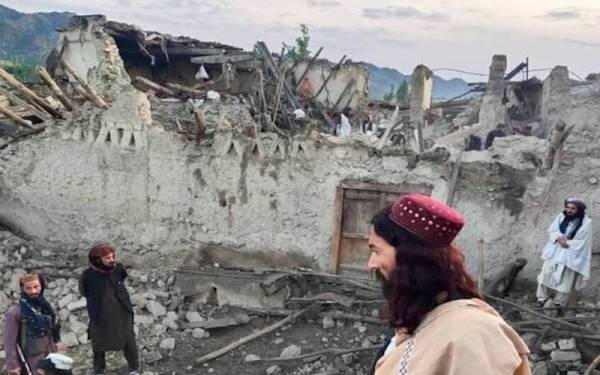 Angka korban akibat gempa bumi di Afghanistan meningkat kepada 1,000 orang, manakala lebih 1,500 yang lain cedera. - Foto AFP