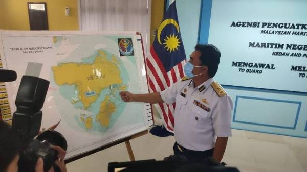 Romli menunjukkan lokasi PATI ditahan semasa pemeriksaan dilakukan di kedudukan sekitar 0.4 batu nautika timur laut Pulau Dayang Bunting.