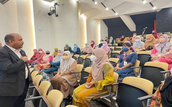 Amir Hamzah ketika bertemu ahli AUEGCAS selepas Taklimat Kesatuan dan Mesyuarat Agung Tri Tahunan AUEGCAS Pulau Pinang di Komtar pada Khamis.